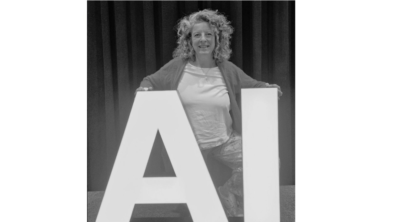 Sabina Loicht mit AI Zeichen