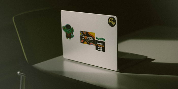 Laptop auf Schreibtisch