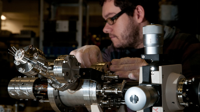 Forscher am Ambient Atomic Force Mikroskop