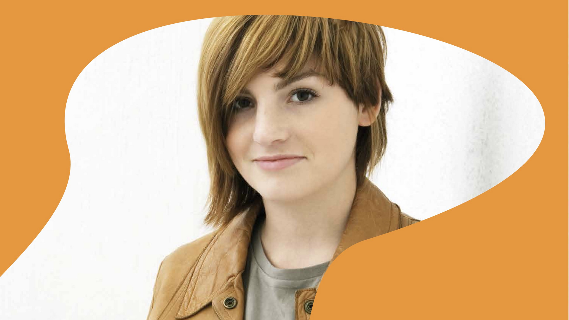 Junge Studentin lächelt, Designelement orange Stanze