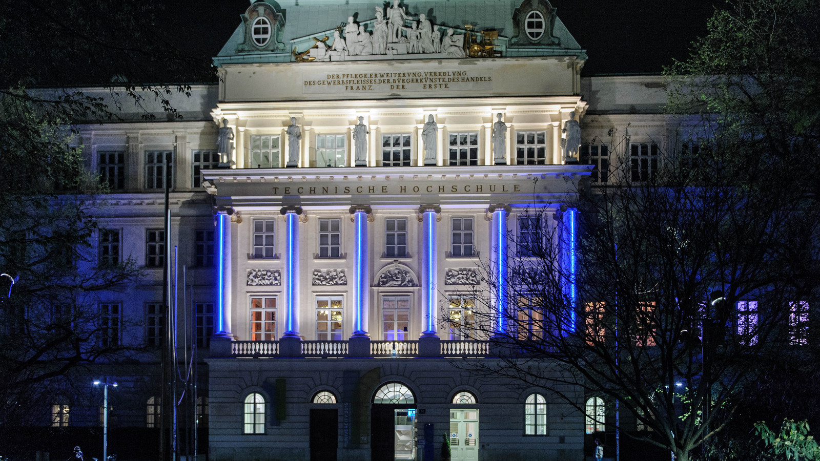 TU Wien, das Gebäude am Karlsplatz, beleuchtet bei Nacht
