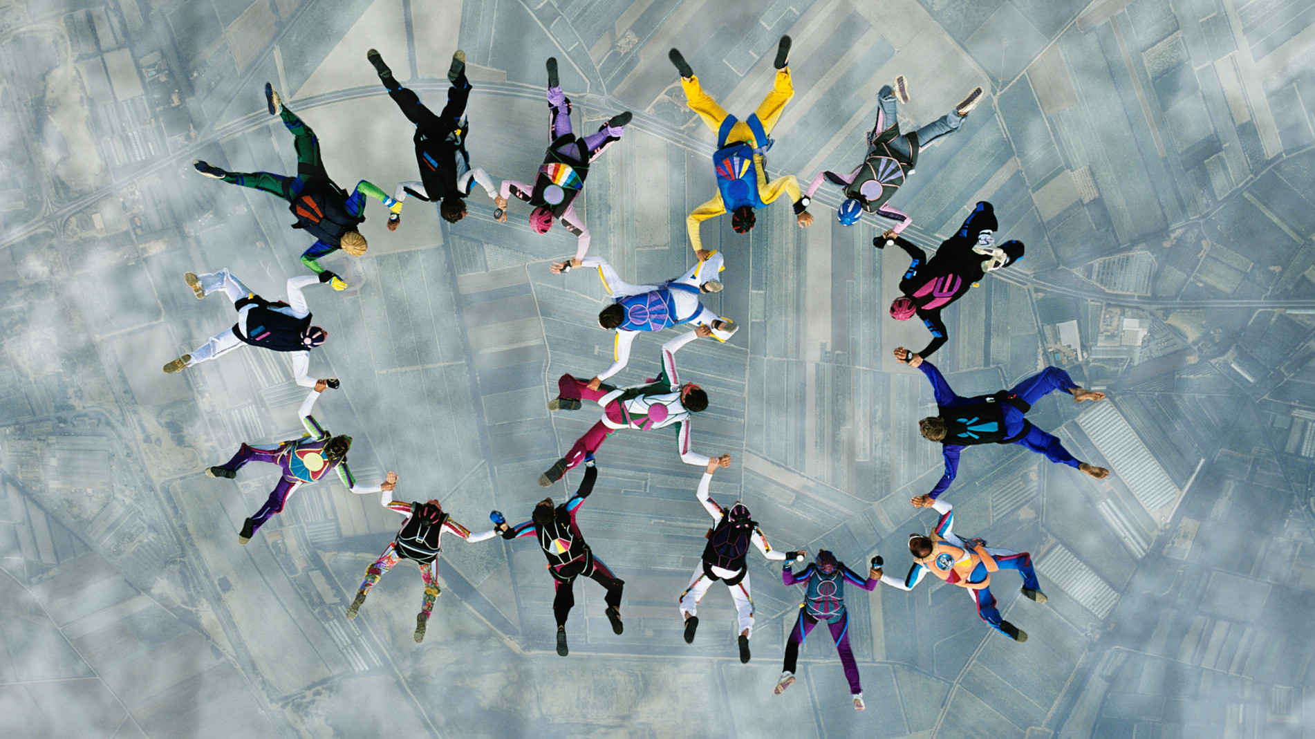 Fallschirmspringer in Formation