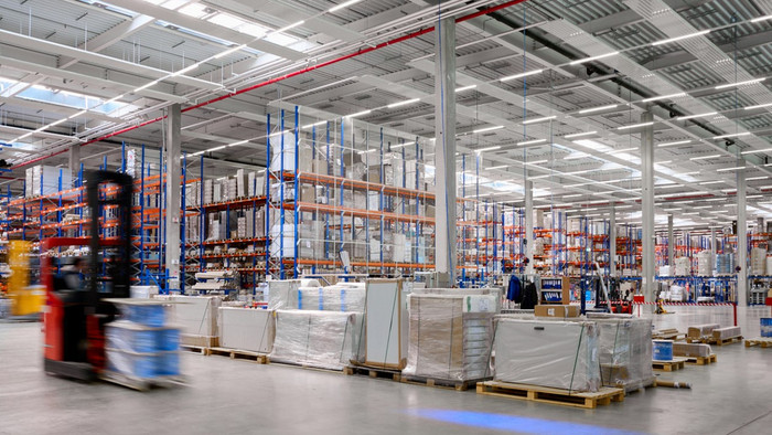 Große Lagerhalle mit Gabelstapler und vielen technischen Produkten