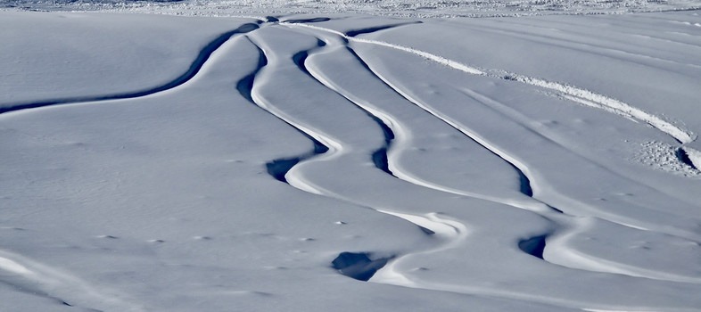 SkiSpuren im Schnee