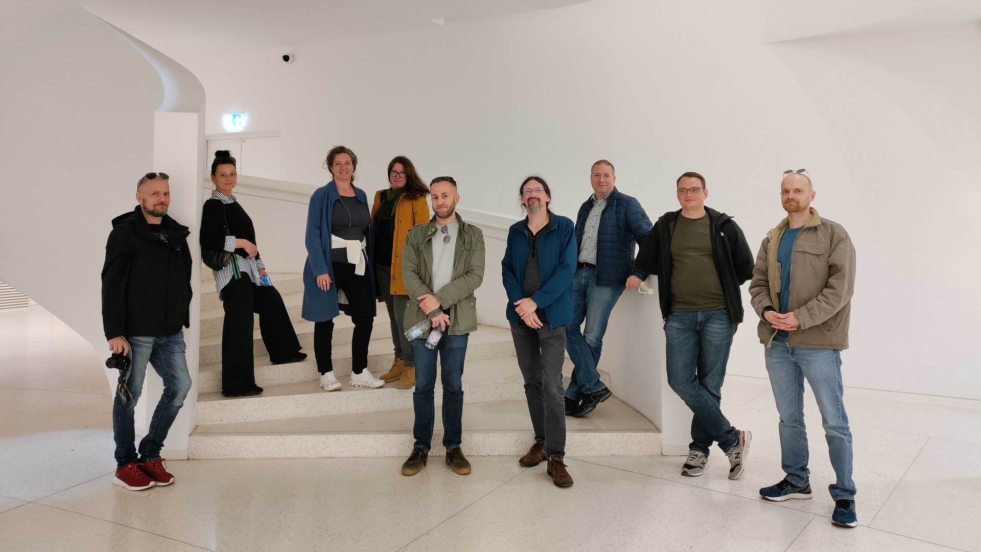 Team von plan2net im Museum vor Stiegenaufgang