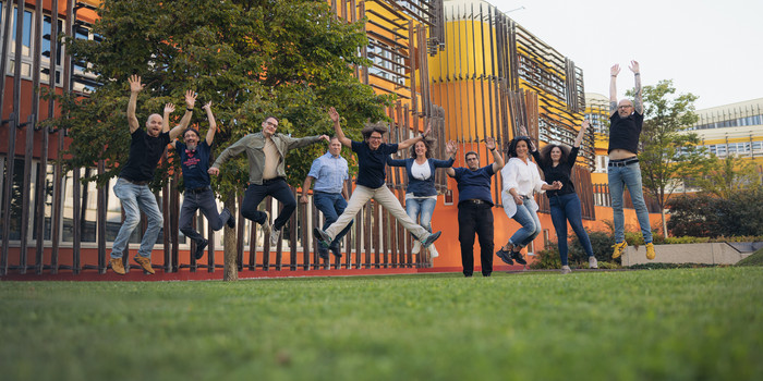 Plan2net Team springt gemeinsam auf dem Campus der WU Wien in die Luft