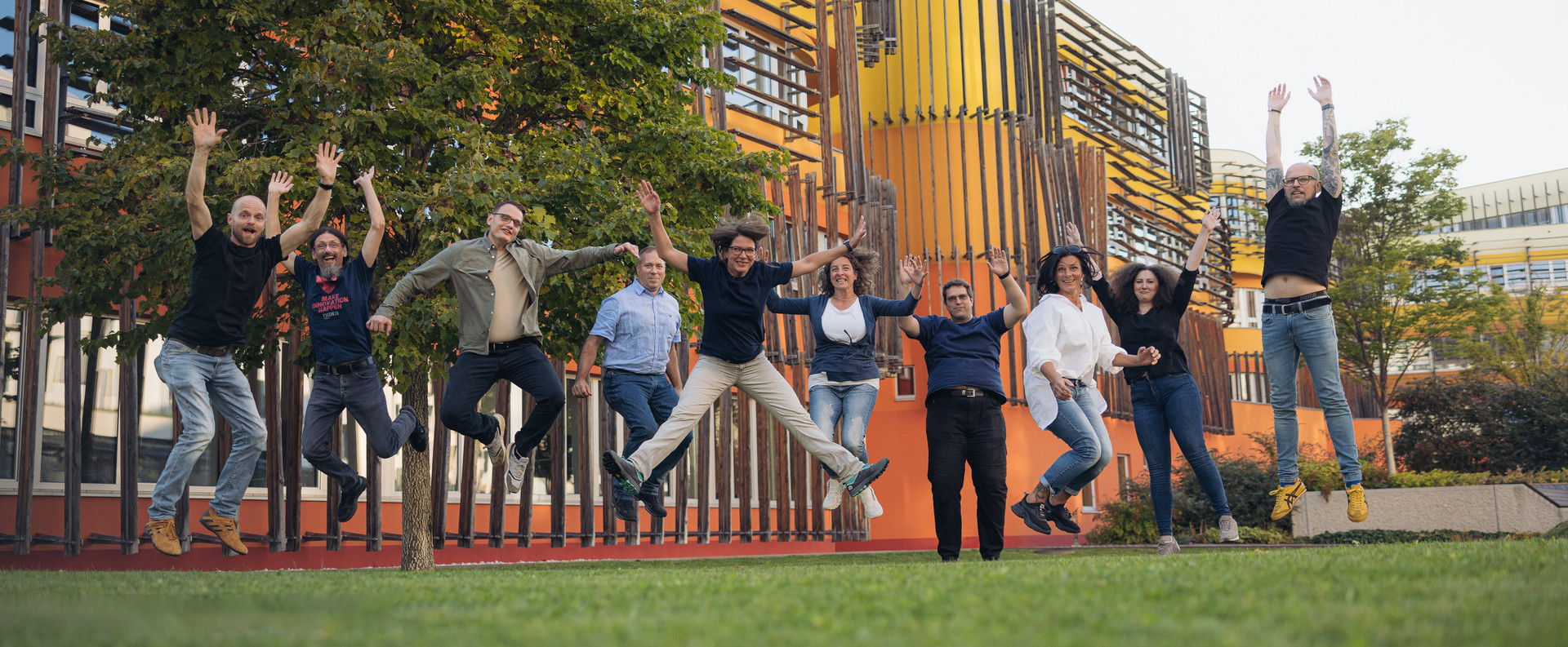 Plan2net Team springt gemeinsam auf dem Campus der WU Wien in die Luft